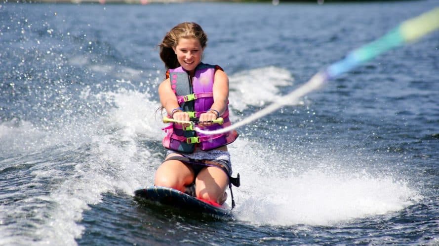 Choosing Between Kneeboarding vs. Wakeboarding