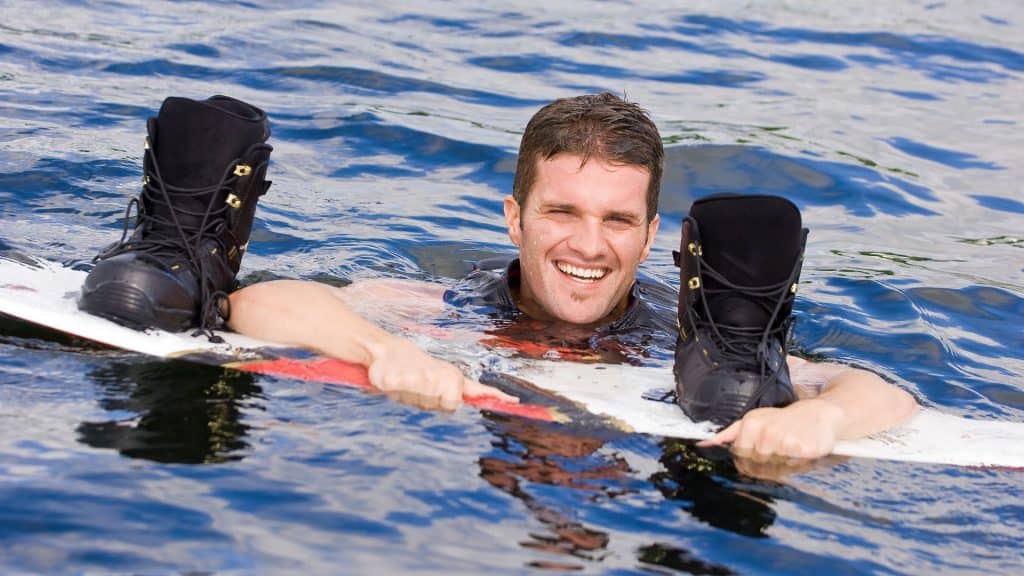 Choosing Between Kneeboarding vs. Wakeboarding