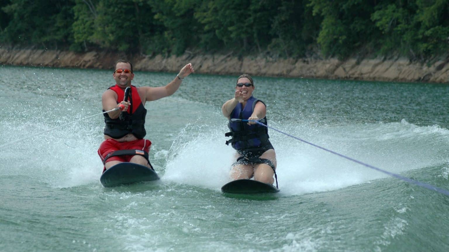 Choosing Between Kneeboarding vs. Wakeboarding