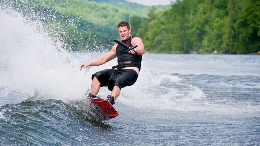Choosing Between Kneeboarding vs. Wakeboarding