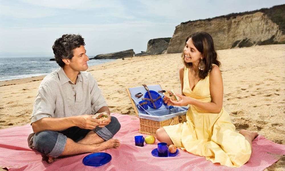 couple eating at the beac